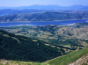 Vista su Campotosto ed il lago, dai pendii del Fosso di Prato Andolino.