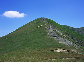 Da Sella Laga l&rsquo;inizio del crestone erboso per Monte di Mezzo.