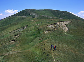 Il mammellone erboso di Monte di Mezzo.