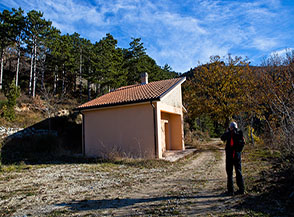 Il piccolo Rifugio forestale di Colle della Madonna.