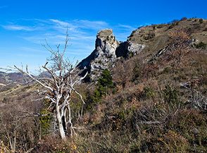 Il colossale torrione di Roccatagliata sul monte omonimo.