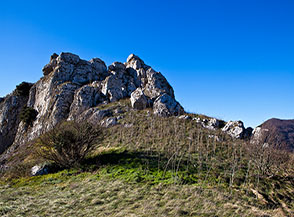 Sulla selletta erbosa che diviede il torrione di Roccatagliata dal resto della montagna.