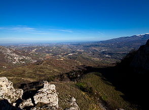 Grandioso panorama sul bacino del Fiume Pescara (Torre de Passeri) da Roccatagliata.