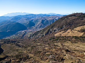 Vista su Valle Giardino e il paese di Bussi sul Tirino da Roccatagliata.