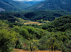 Vista sui pascoli all&rsquo;altezza del Ponte dell&rsquo;Acqua Ventilata, all&rsquo;inizio della Valle del Sangro.