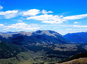 Grandioso panorama sulla Valle del Sangro verso il Monte Marsicano (dal Monte di Valle Caprara).