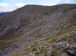 Il Circo glaciale dell&rsquo;Ortella, sul versante settentrionale del Monte di Valle Caprara.