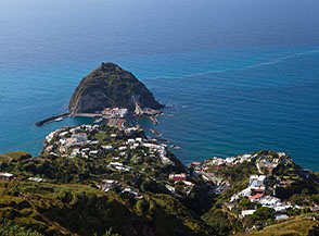 Sant&rsquo;Angelo e la sua punta ripresi dal belvedere di Serrara.