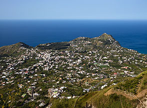 Vista sull&rsquo;abitato di Panza, sparso sulla zona sud-occidentale di Ischia.