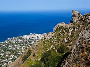 In cammino lungo il sentiero ai Frassitelli con vista su Forio.