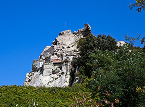 Il domo roccioso sommitale del Monte Epomeo, dentro cui &egrave; stato scavato l&rsquo;Eremo di San Nicola.