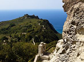 Vista sulla cima di Pietra dell&rsquo;Acqua dall&rsquo;Epomeo.