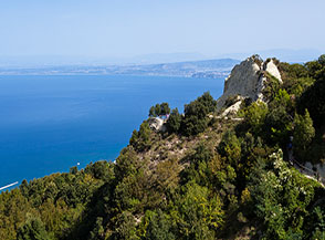 Scorcio sull&rsquo;Anticima Est dell&rsquo;Epomeo con la costa campana all&rsquo;orizzonte.