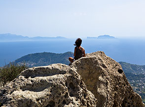 &ldquo;Tutto in uno sguardo&ldquo; (sulla cima del Monte Epomeo ammirando la costa sorrentina e l&rsquo;Isola di Capri.