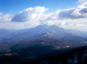 Vista sul Monte Semprevisa dalla cima del Lupone.