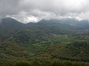 La depressione pascoliva del Campello vista dal Monte Faggeto, sullo sfondo a sx &egrave; il Monte Revole.
