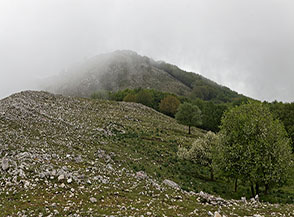 Dalla cima del Monte Faggeto vista sull&rsquo;Anticima Nord-Ovest seminascosta dalle nubi.