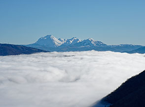 Le vette imbiancate del Gran Sasso si stagliano all&rsquo;orizzonte (da la Rocca di Leonessa).