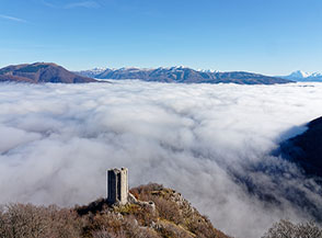 La Torre Angionia sulla montagna che domina Leonessa (sotto le nubi) e la vallata.