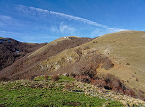 Vista verso il Monte Tilia (al centro) da Cima Prati dell&rsquo;Acquaro.