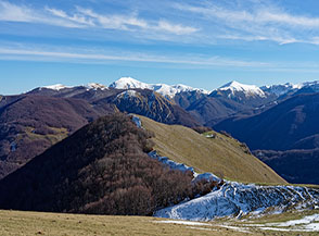 La cresta che ci condurr&agrave; sul Monte Fazzolettone (al centro), circondato dalle cime dei Monti Reatini.