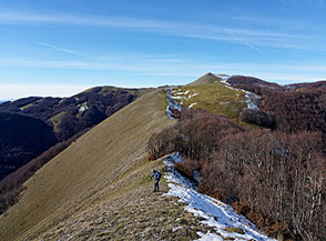 Sulla marcata Cresta Nord-Ovest del Fazzolettone con il Monte Corno sullo sfondo.