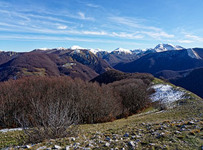 Vista verso la Vallonina dal Monte Fazzolettone, sullo sfondo le cime pi&ugrave; alte dei Reatini con il Monte Terminillo sulla dx.