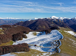 Vista sui pascoli imbiancati della Terza Fossa dalla cima del Monte Corno.