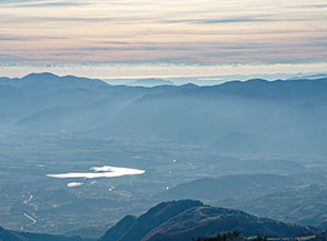 Eccezionale vista da Collelungo: sotto di noi la Piana Reatina con il Lago di Ripasottile, alle spalle la catena di Monti Sabini, al di l&agrave; si scorge la sagoma del Monte Soratte con alla dx il Lago di Bracciano, ed infine all&rsquo;orizzonte il Mar Tirreno.