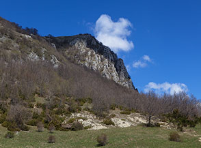 Dal valico le Forche vista sui contrafforti rocciosi con cui inizia la Cresta Sud del Navegna.