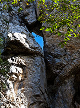 Il caratteristico &ldquo;buco&ldquo; che da il nome alla forcella posta fra le due cime del Monte Finestra.