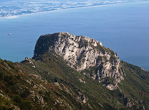 Vista su Monte Falerio o Falezzi dal sentiero di cresta.