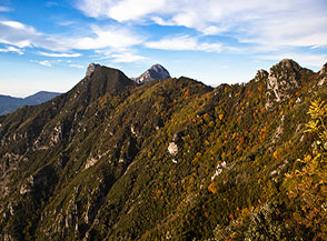 Panoramica della lunga cresta che dal Monte Finestra (sullo sfondo) conduce fino all&rsquo;Avvocata.
