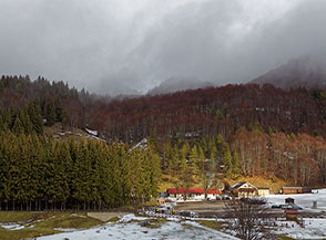 Sprazzo di luce sul Ristorante-Rifugio il Baraccone a Prato di Mezzo.