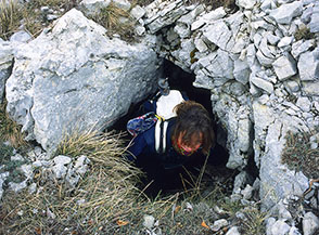 Una grotta-buco non lontana dalla cima di Monte Forte.