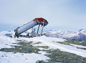 Vecchio cannone sparaneve sulla cresta del Monte Fraiteve.