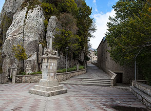 Il viale che conduce al Santuario della Madonna del Monte sulla cima del Monte Gelbison.