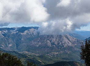Uno sguardo verso il Cervati coperto dalle nuvole (dalla cima del Monte Gelbison).