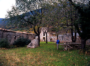 Il giardino interno del medioevale Convento di San Nicola.