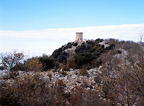 La torretta di avvistamento sulla cima del Monte Morrone della Croce.