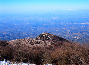 Il Morrone della Croce visto dalla cima del Gennaro, al di l&agrave; si stende la campagna romana e all&rsquo;orizzonte nella foschia emerge la sagoma del Monte Soratte.