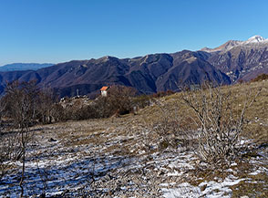 In vista della Chiesetta degli Alpini sotto il Monte Giano.