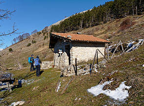 Il piccolo Rifugio-Bivacco Giuseppe Cardellini al Monte Giano.