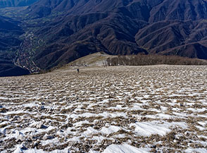 Uno sguardo a valle dalla ripida Cresta Ovest della Croce di Monte Giano.
