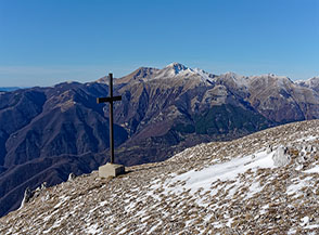 La Croce di Monte Giano con il Monte Terminillo ed i Reatini sullo sfondo.