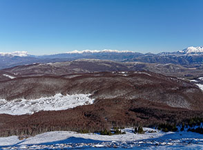 Dalla cima del Monte Giano vista a nord con le catene dei Sibillini. Laga e Gran Sasso all&rsquo;orizzonte.