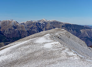 La Cresta Nord-Ovest di Monte Giano, di fronte a noi sullo sfondo il Monte di Cambio.