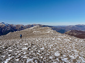 In cammino sulla Cresta Nord-Ovest di Monte Giano verso Cima Prati di Monte Giano.