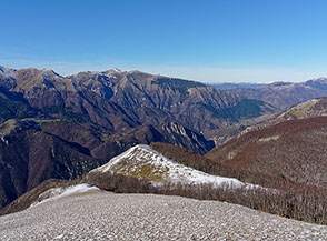 La discesa della Cresta Nord-Ovest di Monte Giano verso le Gole del Velino, sullo sfondo il Monte di Cambio.