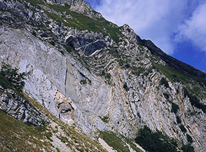 La bellissima parete di placche sul Versante Est del Monte Ginepro.